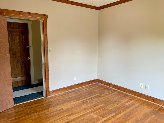 Building Photo - 926 Main Ave W