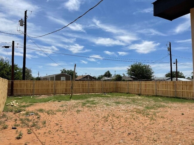 Building Photo - 509 El Paso Ave