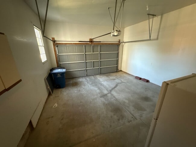 Building Photo - 3 Bed 2 Bath