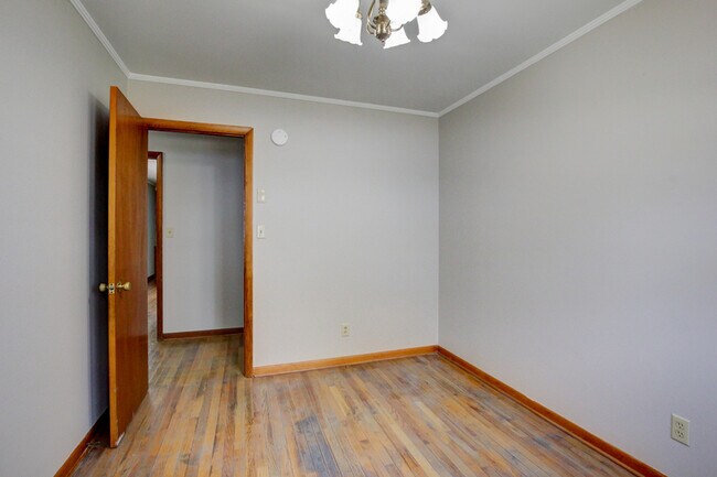 Building Photo - 104 W McReynolds Dr