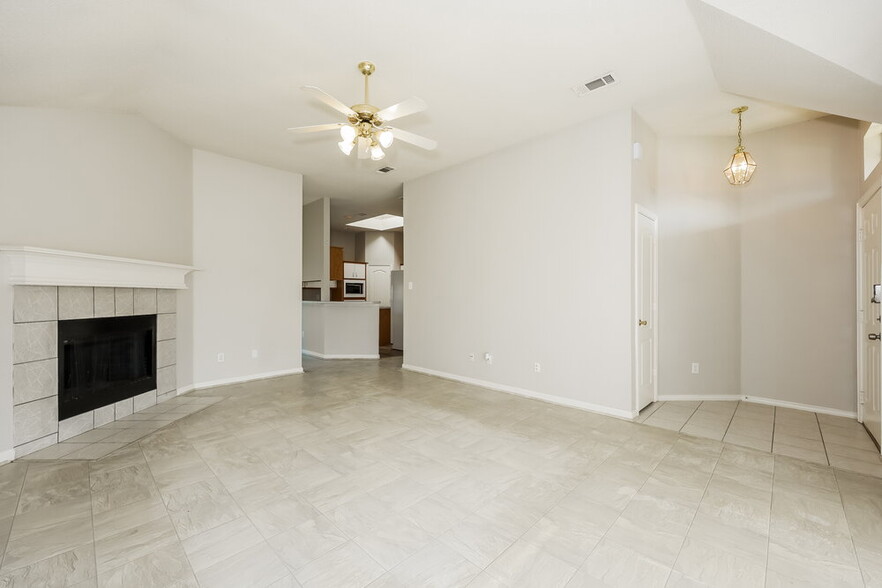 Building Photo - 5017 Eastcreek Dr