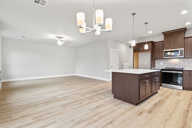 Building Photo - 748 Pinebreak