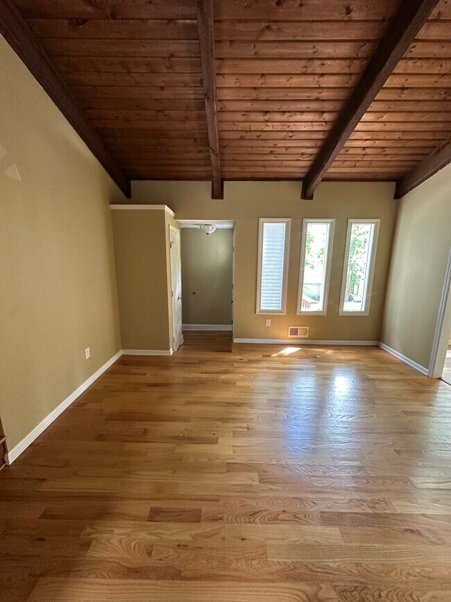 Building Photo - 1733 Christie Dr