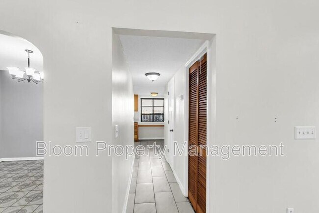 Building Photo - 111 Cottonwood Dr