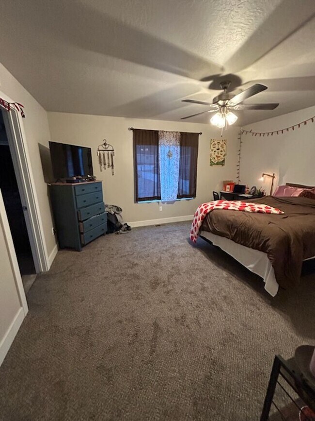 Building Photo - Three bedroom, 2.5 bath townhome