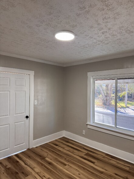 Building Photo - 208 W Brown Ave