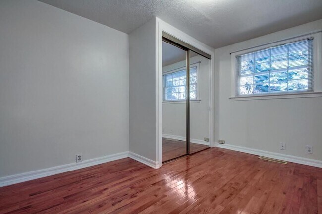 Building Photo - Mountain Living / Easy Commute Location