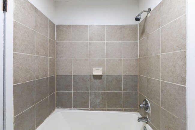 Building Photo - Fully Renovated 3-Bedroom Apartment – Seco...