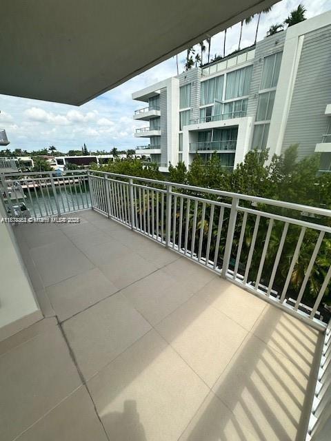 Building Photo - 9500 W Bay Harbor Dr
