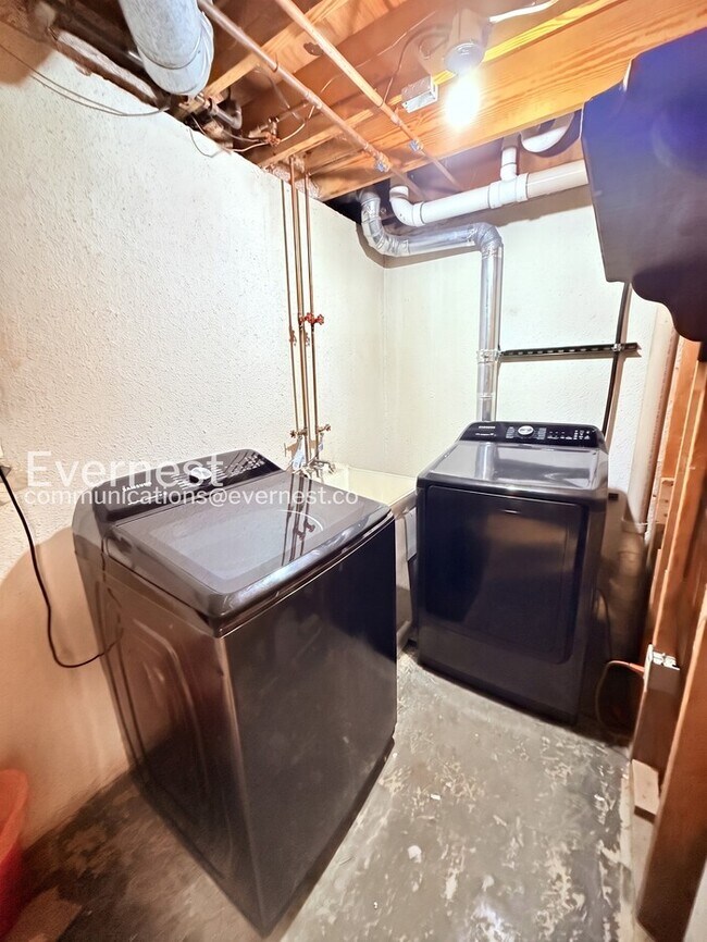 Building Photo - Modern Comfort with Ample Space - 2 Bed, 3 Bath, 1481 SqFt  | Pet Friendly | Available Now!