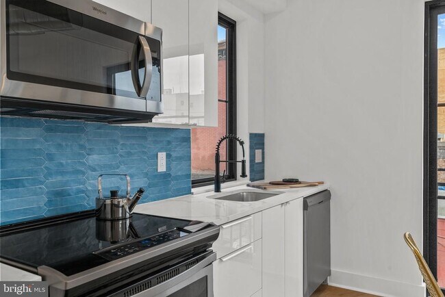 Building Photo - 416 W Girard Ave