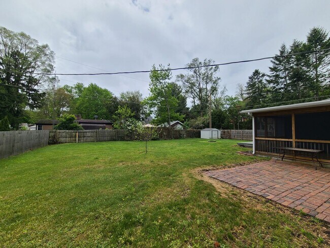 Building Photo - Partially Furnished 3-Bedroom Home with Fe...