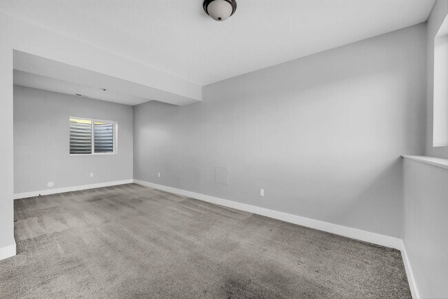 Building Photo - Beautiful 2020 Layton Home with High Ceilings & Modern Finishes