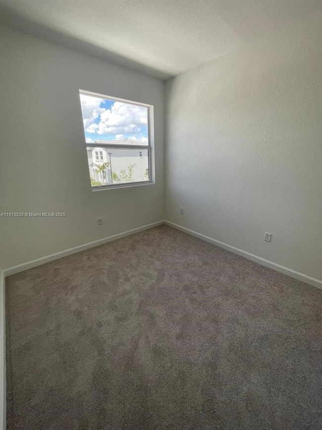 Building Photo - 1066 SE 2nd St