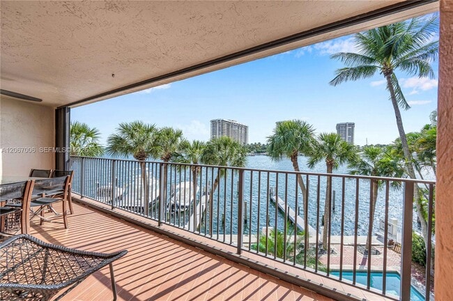 Building Photo - 1700 S Bayshore Ln