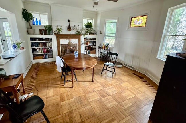 Building Photo - Newly renovated spacious 4 bedroom home in...