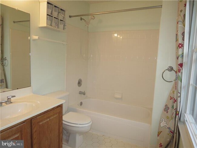Building Photo - 33 Ketley Pl