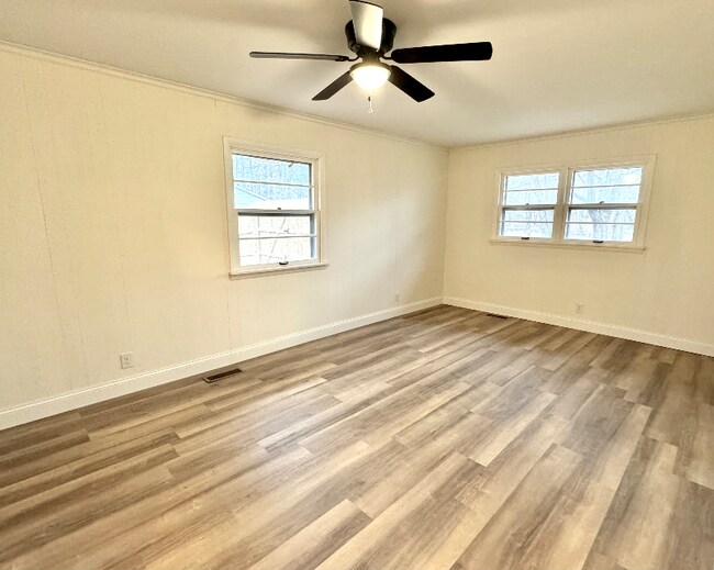 Building Photo - 2051 S Post Rd