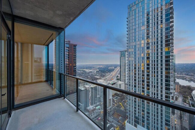 Building Photo - 610 Davis St