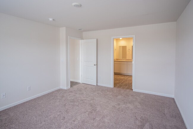 Building Photo - Inviting 5-Bedroom in Conway