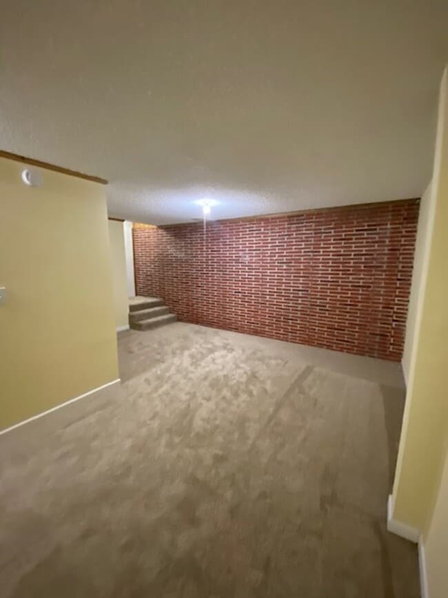 Building Photo - 1603 W Koch St