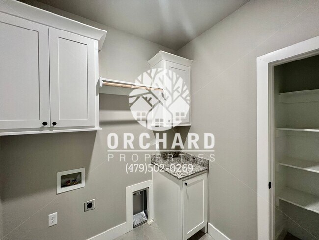 Building Photo - Single Family Home - Open-Concept Cedarwoo...