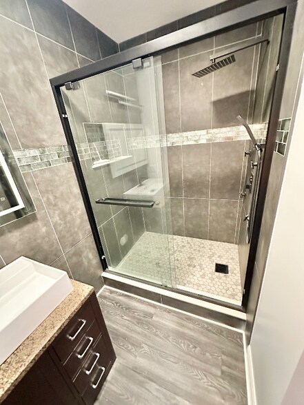 Building Photo - 10390 Ivy Hollow Dr