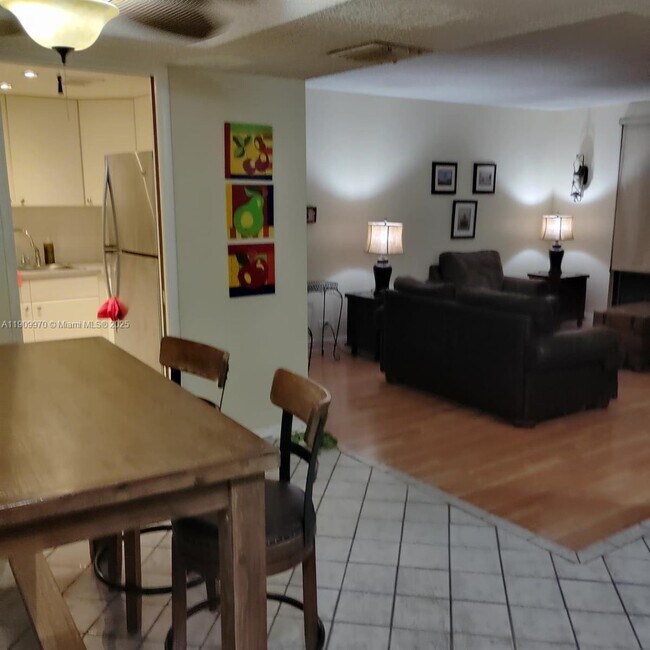 Building Photo - 3760 Inverrary Dr