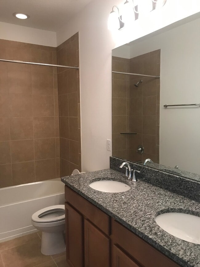Building Photo - 5 Bedroom 3.5 Bathroom Family Home at Wind...