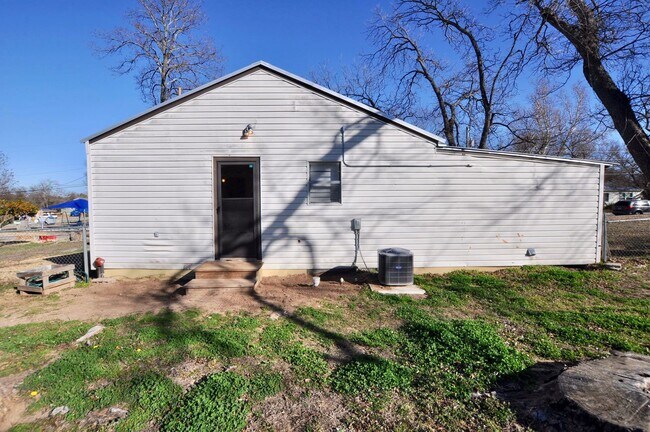 Building Photo - FOR LEASE! 1 BR - 1 BA Frame Home in Weatherford with Large Fenced Backyard