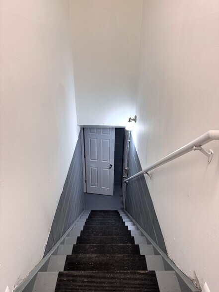 Building Photo - 2023 Burton Ave