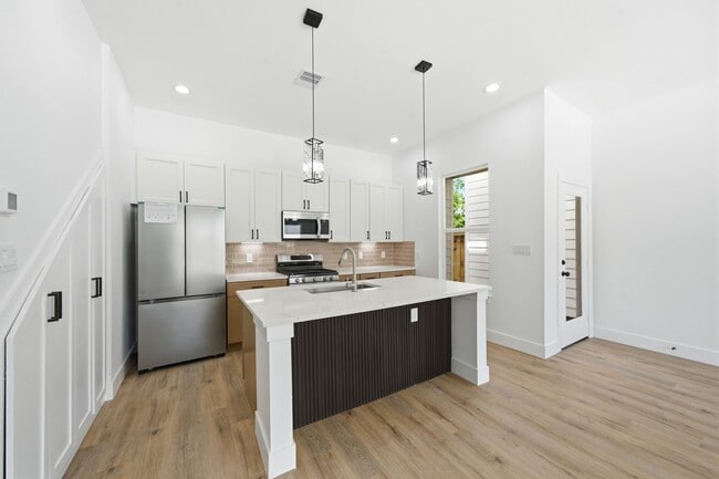 Building Photo - 8910 Knoll Leaf Dr