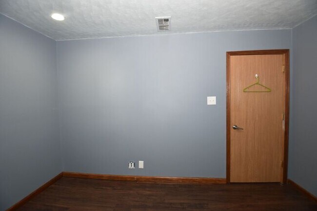 Building Photo - Mishawaka 4 bedroom with a Primary suite a...