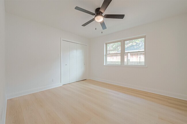Building Photo - 10027 Lynbrook Dr