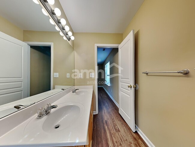 Building Photo - 9002 Glenashley Dr