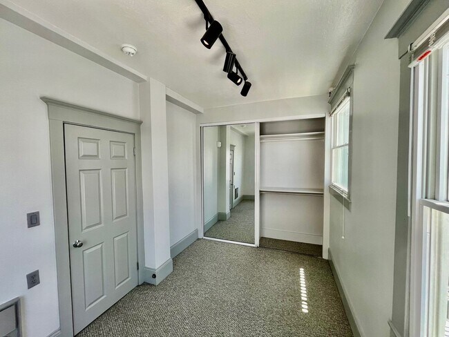 Building Photo - Luxurious Condo Living in Prime Cow Hollow...