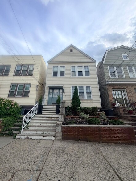 Building Photo - 138 W 30th St