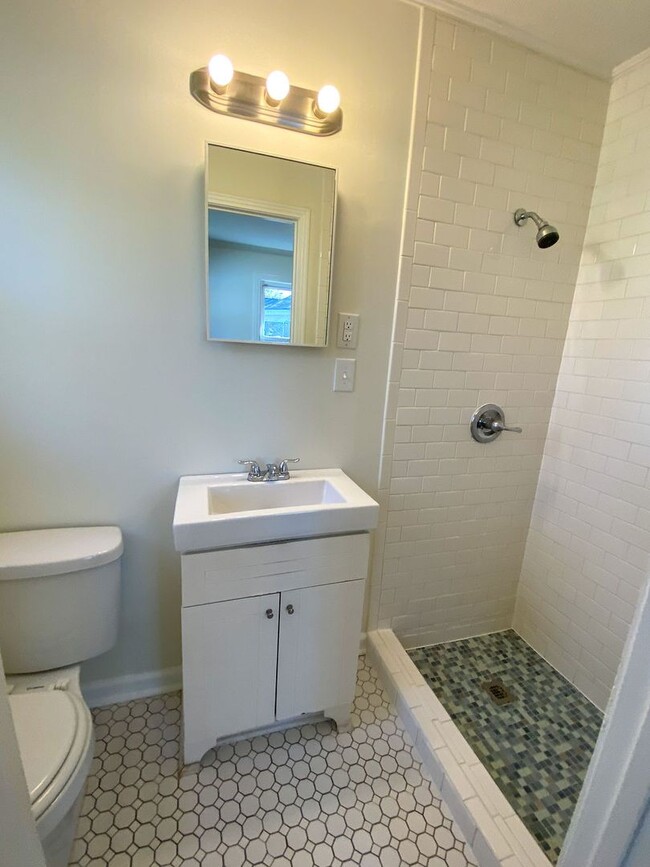 Building Photo - 3 bed, 2 bath in High Point Terrace with g...