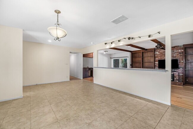 Building Photo - 5170 E Huntington Ave