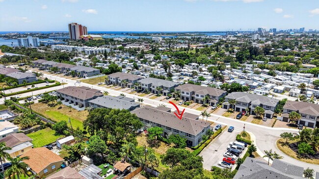 Building Photo - 160 Bandol St