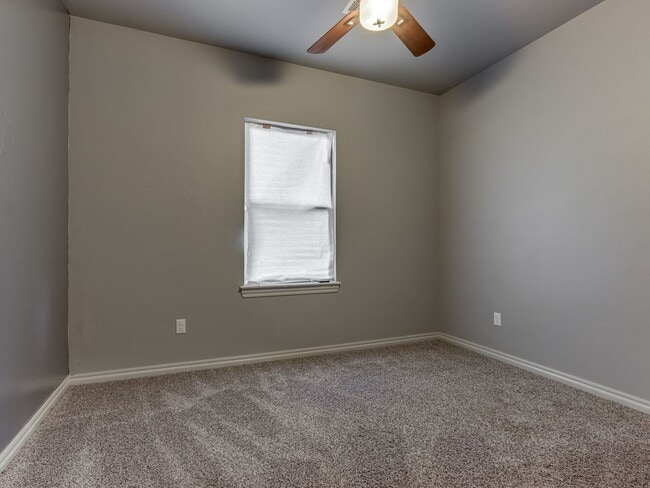 Building Photo - Newer Home + Putnam City Schools + 3 bedrooms