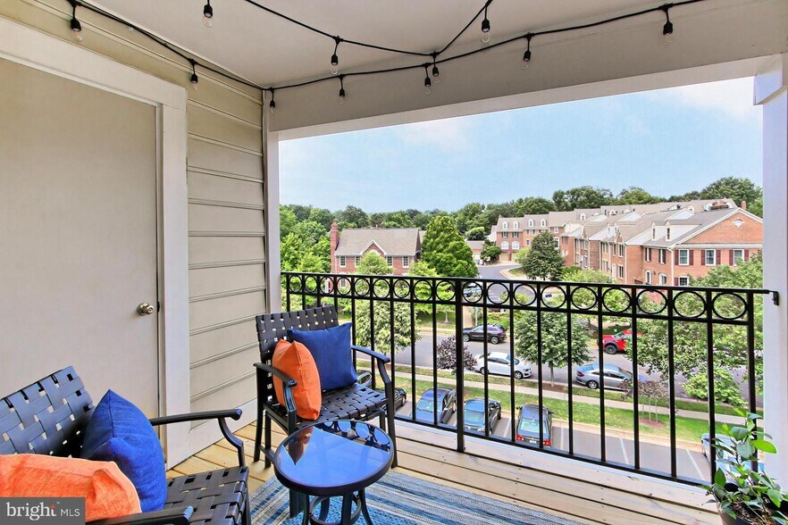 Building Photo - 1100 Quaker Hill Dr