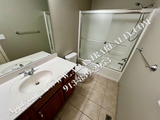 Building Photo - Beautiful 4 Bed Townhome in Gardner-Coming...