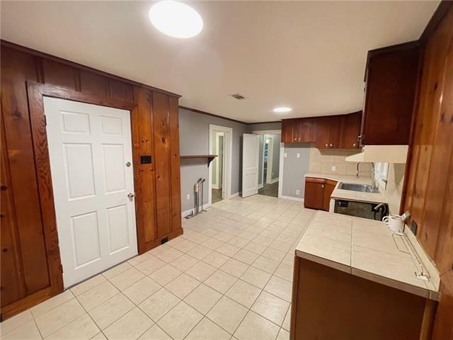 Building Photo - 215 N Carter St