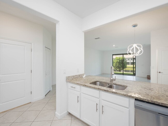 Building Photo - Newer-construction townhome in the highly desirable Lorraine Lakes