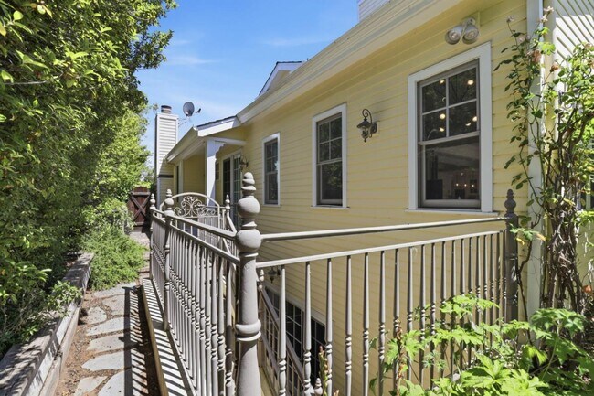 Building Photo - 300 Sunkist Ln