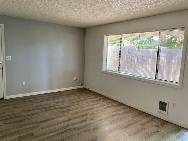 Building Photo - 2 Bed 1 Bath Duplex w/ Fenced Yard and Off...
