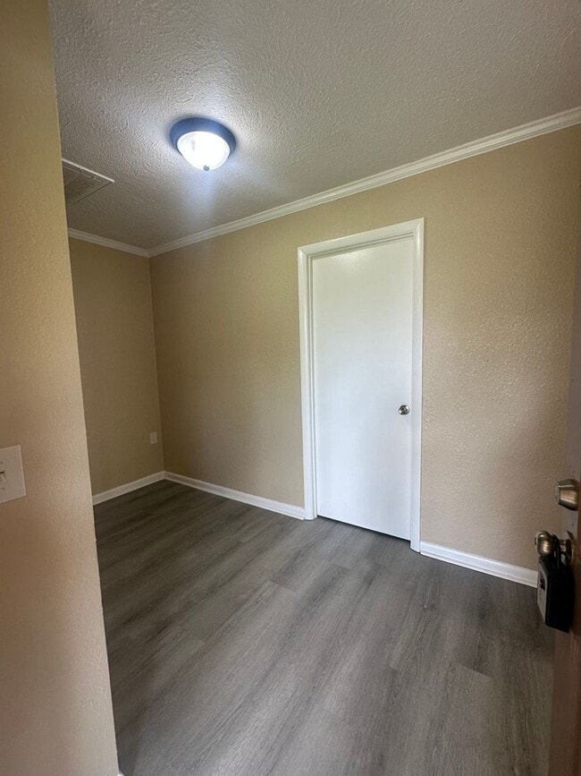 Building Photo - 4 Bed/2 Bath House