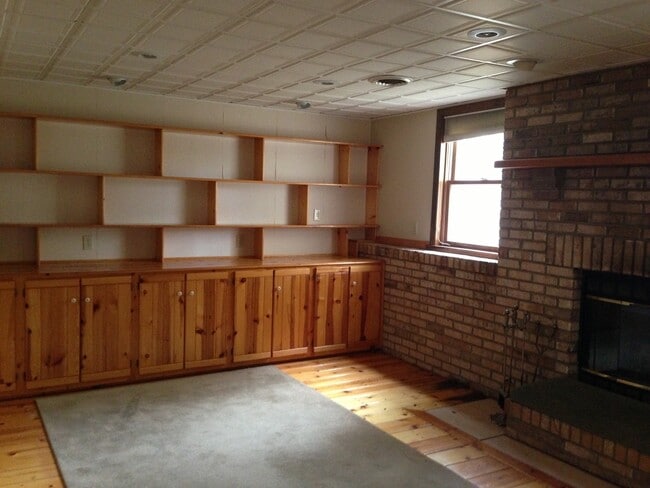 Building Photo - Beautiful tri level home