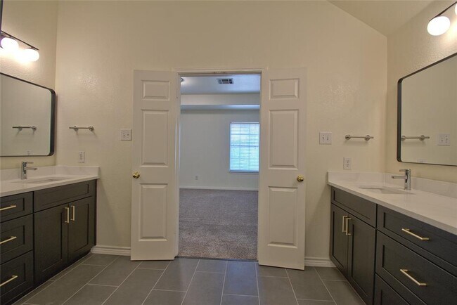 Building Photo - 2423 Falcon Dr